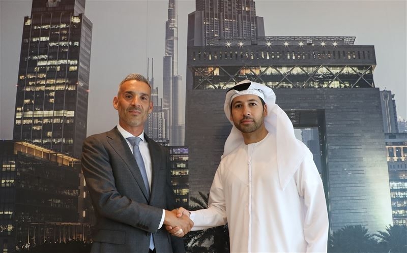 Niall Sallam (Elevisin) and Arif Amiri (Dubai International Financial Centre (DIFC)) shakes hands
